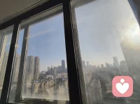 “这个世界上从来就不缺少在爱情里受伤的女人，一开始她们趾高气昂，可一旦爱上了就毫无保留地付出。因为她们相信王子和公主会永远幸福地生活在一起，却不相信这其实是骗小女孩的童话故事。女人的爱情是童话，男人的爱情是黑童话。配图