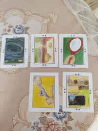 為什么說女人一談戀愛就變傻了呢？因?yàn)槲覀兣愿惺軐用鏁?huì)比較發(fā)達(dá)一點(diǎn)，一般我們女性情緒容易占主導(dǎo)，所以當(dāng)情緒上頭的時(shí)候就俗稱“戀愛腦”，這時(shí)智商為0了，哪怕是985.211出來的高材生。那為什么女人一上頭就智商為0容易上當(dāng)受騙呢？是因?yàn)槟菚r(shí)候她的情緒想法混在一起了。那時(shí)候她的情緒處于極度的甜蜜的狀態(tài)里面，她的想法都是非常單純的、美好的，她想不到那么多，所以那種狀態(tài)下她就容易上當(dāng)受騙。配圖