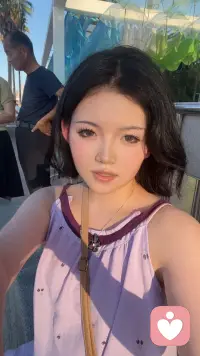 腳踩細沙，風攜浪聲來。配圖