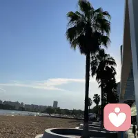 腳踩細沙，風攜浪聲來。配圖