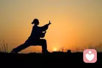 冬季焦虑症的预防：

1、增加光照时间 保持规律的作息时间，尽量在白天进行户外活动，增加阳光照射时间。光照治疗可以有效调节褪黑素分泌，改善睡眠质量和情绪。

2、饮食调节 保持健康的饮食习惯，多吃富含维生素D和氨基酸的食物，如蛋黄、坚果、牛奶、瘦肉、动物内脏、海鲜等。

3、适量运动 经常到室外空气清新、场地宽敞的地方进行冥想、散步、跑步、打太极拳、跳健身舞等运动，能很好地帮助我们转移注意力，提升愉悦感，缓解抑郁情绪。

4、此外，尽管天气寒冷，还是要多与家人、朋友交流，保持良好的社交活动！

5、如果一些无法与熟人分享的问题，可找专业咨询师帮助指导！❤️配图