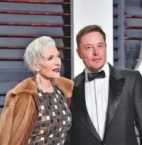 梅耶馬斯克，是世界首富馬斯克的母親，一住65歲的猶太裔老美人。

她的人生堪稱傳奇，在她15歲時，就被父親逼著嫁給了一個自己不愛的男人，但很快她就遭遇了家暴，這段婚姻只持續了6個月。

21歲，她生下了三個孩子，其中有兩個是雙胞胎。

但她并沒有放棄自己，她一邊撫養三個孩子，一邊努力工作。

后來，她成為一名營養師，還創立了自己的營養品牌。

再后來，她的前夫要求她支付孩子的撫養費，她拒絕了，于是前夫起訴她，她被強制執行，還被禁止靠近孩子。

為了見孩子，她賣了車子，花了1.9萬美元，聘請了律師，終于打贏了官司，重新獲得了孩子的撫養權。

后來，她又成為了一名模特，登上了“時代周刊”的封面。

她的一生充滿了苦難和挫折，但她從未放棄，始終積極樂觀地面對生活。

她的故事感動了很多人，也激勵了很多人。

于是，她寫了一本書，叫《人生由我》。

這本書告訴我們：人生只有一次，我們要勇敢地追求自己的夢想，不要在乎別人的看法。

同時，這本書也告訴我們：家庭是我們生命中最重要的組成部分，我們要珍惜家庭，關心家人。

這本書還告訴我們：女人要獨立，要自信，要堅強，要勇敢地面對生活中的困難和挫折。

這本書不僅適合年輕人閱讀，也適合中年人、老年人閱讀。??配圖