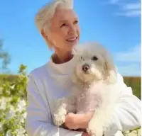 梅耶馬斯克，是世界首富馬斯克的母親，一住65歲的猶太裔老美人。

她的人生堪稱傳奇，在她15歲時，就被父親逼著嫁給了一個自己不愛的男人，但很快她就遭遇了家暴，這段婚姻只持續了6個月。

21歲，她生下了三個孩子，其中有兩個是雙胞胎。

但她并沒有放棄自己，她一邊撫養三個孩子，一邊努力工作。

后來，她成為一名營養師，還創立了自己的營養品牌。

再后來，她的前夫要求她支付孩子的撫養費，她拒絕了，于是前夫起訴她，她被強制執行，還被禁止靠近孩子。

為了見孩子，她賣了車子，花了1.9萬美元，聘請了律師，終于打贏了官司，重新獲得了孩子的撫養權。

后來，她又成為了一名模特，登上了“時代周刊”的封面。

她的一生充滿了苦難和挫折，但她從未放棄，始終積極樂觀地面對生活。

她的故事感動了很多人，也激勵了很多人。

于是，她寫了一本書，叫《人生由我》。

這本書告訴我們：人生只有一次，我們要勇敢地追求自己的夢想，不要在乎別人的看法。

同時，這本書也告訴我們：家庭是我們生命中最重要的組成部分，我們要珍惜家庭，關心家人。

這本書還告訴我們：女人要獨立，要自信，要堅強，要勇敢地面對生活中的困難和挫折。

這本書不僅適合年輕人閱讀，也適合中年人、老年人閱讀。??配圖