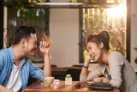 戀愛婚姻中愛的五種語言：
       

 1，鼓勵和贊美的言辭。鼓勵和贊美能讓白癡變天才，諷刺和訓斥能讓天才變白癡。
       
2，服務的行為。有同理心。需要什么，就給他提供必須的服務與幫助。
       
3，時間陪伴。陪伴不用多說。
       
4，肢體語言。擁抱撫摸親吻拍拍肩膀拉拉手，溫柔的語氣，眼神，肯定的手勢。
       
5，精心禮物。節日生日高興的日子，在對方還沒張口要求之前給。讓對方驚喜！


遇情感問題可咨詢婚姻情感曉彤老師！??配圖