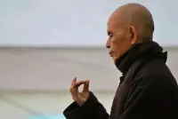 我翻開書，一行禪師用平實的語言寫道：

不論晴天還是雨天，不論道路干燥還是泥濘……

我們如果能夠真正地安住在正念中，就會覺得每一步都是無上的奇跡，歡喜將如花兒般綻放在心間……

真正的奇跡，既不是在水上行走，也不是在稀薄的空氣中行走，而是在大地上行走。

每一天，我們都置身奇跡中，那些連自己都未認知到的奇跡，藍天，白云，綠草，孩子黝黑而充滿好奇的眼睛——那也是我們自己的眼睛。

所有的一切，都是奇跡。

一行禪師認為，現在許多人忙的團團轉，缺乏寧靜的心境，身體在這兒，心卻在別處。被煩惱、沮喪、希望以及夢想所占據，對美好的事物熟視無睹，是多么遺憾啊……

“正念的奇跡”，就是讓我們找到身心回歸當下的方法，感受生命的奇跡，感受一切清新和美妙的事物！配圖