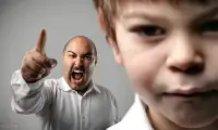 改變自卑的方法

奧地利心理學家阿德勒認為，人從幼兒時期起，由于無力、無能和無知，必須依附父母和周圍世界，就會發(fā)生一定的自卑感。

如果從小就生活在一個不和諧吵吵鬧鬧的家庭里，孩子感覺不到疼愛和家人的關(guān)心，長大以后就會覺得自己不如別人，會對自己產(chǎn)生評判，認為自己不夠好，不配得到。

其實，原生家庭帶來的影響，往往就是我們自卑的根源，它會在我們的大腦中形成一個自卑的思維模式，讓我們在成長的過程中不斷地循環(huán)。

在日常的生活中也可以通過積極的心理暗示幫助自己渡過難關(guān)。

以下是推薦的自我肯定句（可以發(fā)出聲音或者默念）：
1.我愿意放下并原諒過去（放下童年父母給的傷害）
2.我是最棒的！
3.我值得被愛，被尊重（建立自尊）
4.在遇到怯場時，可以用我可以，我能行。
5.我一天比一天更自信了。

改善自卑的3個具體方法：

1是學會接納與放下，利用積極心理暗示；2是用具體行動增強自信心；3是增強自我認知，塑造自我價值感

具體的可咨詢老師！配圖