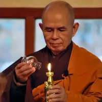 覺知就像太陽，當它照耀在事物上，事物就會轉化。一  一行禪師

覺知又叫覺察，或者叫清醒，這是一種清明的狀態，所有修行無非為了達到這種狀態。當我們迷失了，心智是渾濁的，便看不清當下的情況，被表象迷惑，像無人駕駛的汽車失去方向的在開。舉個例子：有一個同事心情不好，他見誰都發火，如果你是無明的，你就會與他較勁；如果你是清醒的，你就會明白他狀態不好，理解他、包容他。

事物的表象千變萬化，如果你不清醒就看不到真相。

如果你有覺知就像太陽一樣，能掃清所有的烏云，總是能在關鍵時刻做正確的決定，把事物導向好的發展方向，于你有利，于眾人有利，而不是相反。


如果你能把自己照顧好，你就能幫助所有的人。你不再是世界的痛苦之源，你成為喜悅和清新的水庫！配圖