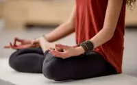 壓力山大？十句話助你瞬間煥發心情光彩！

1. 眼前的挑戰，并非永恒的牢籠，而是砥礪我們成長的磨刀石。

2. 深吸一口氣，讓壓力在每一次吐息中慢慢消散。

3. 你的情感是合理的，每個人都有權利感受快樂與痛苦，它們共同編織了生活的豐富多彩。

4. 你的價值不由他人的評價決定，而是你內心深處的自我認知和肯定。

5. 暫時的停歇，是為了更長遠的旅程。給自己一個喘息的機會，重新找到前行的方向。

6. 快樂源自內心，試著調整心態，從內心深處尋找快樂的源泉。

7. 釋懷才能收獲，有時候我們感到壓力，是因為我們過于執著。

8. 每個人都有自己的步伐，不必過于在意他人的目光，按照自己的節奏堅定前行。

9. 從現在開始關愛自己，給自己一些時間和空間，去做一些讓自己快樂的事情。

10. 未來充滿希望，無論今天多么艱難，都要相信明天會更美好。配圖