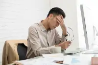 如何緩解壓力

感到生活壓力大是很常見的情緒，但重要的是學會如何應對和緩解這種壓力。以下是一些建議，希望能幫助你應對生活中的壓力：

認識并接受壓力：首先要認識到，一定程度的壓力是正常的，甚至是生活中不可或缺的一部分。接受壓力的存在，而不是逃避或否認它，是應對壓力的第一步。

找出壓力的來源：試著找出造成你壓力的具體原因。是工作、家庭、財務還是其他方面？了解問題的根源有助于你更有針對性地解決問題。

制定應對策略：針對造成壓力的原因，制定一些應對策略。例如，如果是工作造成的壓力，你可以考慮優化工作流程、與同事溝通協作或尋找新的工作機會。

保持健康的生活方式：良好的飲食、充足的睡眠和適當的運動都有助于緩解壓力。此外，冥想、瑜伽和深呼吸等放松技巧也可以幫助你保持冷靜和專注。

與他人分享：與朋友、家人或心理咨詢師分享你的感受和困擾。他們可能會提供不同的視角和支持，幫助你更好地應對壓力。

學會調整心態：保持樂觀和積極的心態對于應對壓力至關重要。試著從困難中看到機會，從挑戰中汲取成長。

避免過度工作：合理安排時間，避免長時間工作或承擔過多的責任。學會說“不”，并為自己留出休息和放松的時間。

培養興趣愛好：投入時間和精力去做一些你喜歡的事情，如閱讀、畫畫、唱歌等。這些活動不僅可以幫助你轉移注意力，還能增加生活的樂趣和滿足感。

記住，應對壓力是一個長期的過程，需要時間和耐心。如果你感到無法自行緩解壓力或出現了嚴重的情緒問題，請及時尋求專業的心理咨詢幫助。配圖