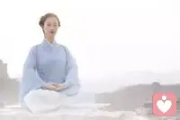 從前馬車很慢，書信很遠，卻能友誼長存，心中有彼此。友人分別道一聲，來人方長 ，江湖再見，心中有彼此，也不覺會此生不見。

現在汽車 、飛機 、高鐵很快，電話 手機 、微信聯系很方便，卻不覺友誼能長存，心無掛念 ，感受不到友誼的難能可貴。朝夕相處朋友同事之間 ，由于工作或是其他事情分別了。行李一收拾、打包、轉身就走了，連道一聲再見也沒有留下。

或許你覺得想聯系見面還不簡單嗎？那么方便！事實是我們真的還會聯系見面嗎？其實心里都清楚 ，今日一別，我們便是熟悉的陌生人。

可是我們連對彼此的祝福和說一聲再見都沒有。是科技在發展，社會在進步導致的人心變冷了，沒有人情味了嗎？

好像長情的人跟這個燈紅酒綠 ，發展迅速、連告別都來不及的時代有點格格不入了。

雖然如此，但依舊喜歡那個車馬很慢，書信很遠的年代?？傆X得那個年代里人暖暖的！??配圖