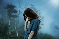現(xiàn)在的生活工作壓力大，不少人患上了焦慮癥，這也是一種心理疾病。而食物能夠緩解情緒，對(duì)焦慮癥有好處。那么，焦慮癥吃什么食物好呢？

1、低脂牛奶

調(diào)查發(fā)現(xiàn)人體在攝入比較多的鈣后，心情會(huì)更加的好，更容易獲得快樂(lè)，不再容易緊張、暴躁焦慮了，而日常生活中牛奶、酸奶與奶酪是鈣的主要來(lái)源，特別是低脂牛奶和脫脂牛奶鈣含量更加的豐富。


2、櫻桃

櫻桃在西方被稱為自然的阿司匹林，因?yàn)闄烟抑泻幸环N物質(zhì)叫做花青素，這種物質(zhì)可以制造快樂(lè)，科學(xué)家研究發(fā)現(xiàn)，人在心情不好的時(shí)候多吃一些櫻桃心情會(huì)很快獲得好轉(zhuǎn)，比任何藥物都管用。櫻桃可以有補(bǔ)充花青素的作用，而且還可以有提高體質(zhì)的作用，對(duì)于舒緩你心情有好處。


3、香蕉

抗焦慮的食物還包括一種大家比較熟悉的食物，那就是香蕉，香蕉含有一種稱為生物堿的物質(zhì)，可以振奮精神和提高信心。而且香蕉是色胺酸和維生素b 的最好來(lái)源，這些都可以幫助大腦減少憂郁情緒。


4、藍(lán)莓

你可別小瞧了藍(lán)莓 ! 雖然個(gè)頭兒不大 , 但它卻是強(qiáng)效壓力祛除劑 ! 不信嗎 ?!小小的藍(lán)莓中富含高劑量的抗氧化劑和維他命 C。每當(dāng)壓力來(lái)襲時(shí)，我們都需要補(bǔ)充大量的維他命 C 和抗氧化劑來(lái)幫助身體保護(hù)和修復(fù)那些岌岌可危的“受虐”細(xì)胞們。

5、全麥面包

因?yàn)楣阮愔泻形⒘康V物質(zhì)硒 , 對(duì)振奮精神有很好的效果。并且其含有的碳水化合物可以抵制憂郁的作用。更重要的是對(duì)焦慮癥患者的焦慮意向和焦慮觀念以及焦慮行為有很好的作用。全麥?zhǔn)澄锟梢杂姓駣^精神的作用，同時(shí)也可以有緩解焦慮情緒的效果。

焦慮不安喝什么湯好？

1、百合雞蛋黃湯

將 50 克百合洗凈，浸泡一晚，洗凈，加清水 400 毫升，煎煮至 200 毫升；加入一個(gè)雞蛋黃攪勻調(diào)入即成。分 2 次溫服。百合可滋陰潤(rùn)肺，清心安神。雞蛋黃能養(yǎng)血滋陰與百合共煮湯，能增強(qiáng)滋補(bǔ)陰養(yǎng)血、清心安神的功效。


2、桂圓蓮子湯

取桂圓、蓮子各二兩煮成湯，具有養(yǎng)心、寧神、健脾、補(bǔ)腎的功效，最適合于中老年人、長(zhǎng)期失眠者服用。

3、酸棗仁湯

酸棗仁三錢(qián)搗碎，水煎，每晚睡前一小時(shí)服用。酸棗仁能抑制中樞神經(jīng)系統(tǒng)，有較恒定的鎮(zhèn)靜作用。對(duì)于血虛所引起的心煩不眠或心悸不安有良效。

焦慮的原因有哪些
1、心理因素

沒(méi)有做好迎接人生苦難的思想準(zhǔn)備，總希望一帆風(fēng)順平安一世。沒(méi)有迎接苦難思想準(zhǔn)備的人，當(dāng)一遇矛盾，就會(huì)驚惶失措，怨天尤人，大有活不下去之感，這是配圖