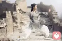 減壓方式

在你遇到困難時面對很大的心理負擔之時,不妨嘗試一下下面的“神奇的三步走”:

第一步:讓心情平靜下來,忘掉一切。進入昏昏欲睡的狀態(tài)。放松心情,平靜下來,使自己更易接納外物,準備進入第二步。

第二步:默認幾句容易記住的話,把他們當成催眠曲。為了防止走神,可以先大聲讀出來,或是心里默念的時候跟著不出聲地對口型。這有助于讓他們進入你的潛意識。讀五分鐘,你的內(nèi)在情感就會有所反應(yīng)。

第三步:睡覺之前,想象一個朋友或愛人在你面前,向你表示祝賀。閉上眼睛,此時你的心情是放松而平靜的,就像你的朋友或愛人真的在你身邊一樣。

你看的到他們的微笑,聽得到他們的聲音。你能觸摸到他們的手,一切都很生動真實?！白ＹR你”這句話代表著完全的自由,你一遍又一遍地傾聽這句話,直到你的潛意識能夠做出滿意的回應(yīng)。

當恐懼來敲你的心靈之門時,當焦慮和疑惑來侵擾你的心房時,要記住你的目標。想一下你潛意識里無限智能的力量,它能源源不斷地產(chǎn)生思想和憧憬,給你信心、力量和勇氣。不要停,堅持下去,直到黎明破曉,黑暗離去。

當你有了一個強烈真誠的愿望去克服你生活中的苦難時;當你非常確信你一定能夠做到時;當你堅信這就是你要走的路時,成功和勝利就一定會出現(xiàn)在你眼前。配圖