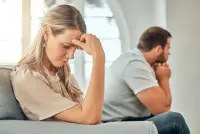 夫妻關系中的三個明顯信號，揭示悄然而至的婚姻危機

近年來，婚姻問題在社會中成為一個越發突出的議題。在這個快節奏、競爭激烈的現代社會，夫妻之間的感情也面臨著不小的挑戰。然而，令人訝異的是，很多人并未意識到自己所處的婚姻已經陷入危機之中。

1. 消失的陪伴和關心
婚姻是建立在相互關愛和陪伴的基礎之上。然而，如果您發現自己的妻子越來越少地關心您的情緒和需要，甚至對您的存在變得冷漠和疏離，那么這很可能是她不再愛您的一個明顯跡象。她可能會開始減少與您的交流，忽視您的需求，甚至回避與您共度時光。這種消失的陪伴和關心不僅會讓您感到孤獨和失落，還可能是婚姻問題日益加深的信號。


2. 日漸增多的爭吵和冷戰
夫妻之間偶爾的爭吵是正常的，但當爭吵和冷戰成為家庭生活中的常態時，就需要引起警惕。如果您發現自己與妻子之間的爭吵頻率明顯增加，且無論是家庭瑣事還是重要決策都變成了無休止的爭議點，那么這很有可能是婚姻關系出現問題的跡象。另外，當您的妻子開始對您故意持冷漠態度，刻意制造尷尬氛圍，甚至拒絕和您交流，那么這也是一個明顯的信號，她或許已經不再愛您。

3. 過分的獨立和隱瞞
婚姻建立在相互信任和坦誠的基礎上。然而，如果您發現妻子開始過分強調個人的獨立和隱瞞自己的行動，那么這也是一個警示信號。她可能開始頻繁出去和朋友聚會，并對這些活動保持沉默，不再分享自己的生活和感受。她可能會有意地避開您的視線，以確保您對她的行動一無所知。這種過分的獨立和隱瞞不僅會造成夫妻之間的距離，還可能暗示著她在與您的關系中尋求其他出路。

以上三個明顯信號并不意味著您的婚姻已經完全破裂，但它們確實值得您關注和認真面對。配圖