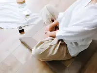 學會接納自己的不完美

首先，認識到你的不完美并不是世界末日，每個人都有缺點和不足，沒有人是完美無缺的。你可以審視自己的不足，并與自己的優點和長處進行平衡。你需要接納自己的過去，感謝那些讓你變得更堅強、更聰明、更有經驗的教訓和挑戰。不要因為過去的錯誤而貶低自己，你可以從中學習和成長，繼續前進。

其次，你需要對自己保持積極的態度，培養感恩的心。認識到自己擁有的，珍惜自己所擁有的，這樣你就能更好地接納自己的不完美。記住，你是獨一無二的，你的價值并不是由別人來定義的，你值得被愛和尊重。

最后，采取行動，讓自己變得更好。你可以通過學習、運動、冥想、社交等方式來提高自己的綜合素質。你可以制定一個自我提升的計劃，并盡可能地堅持下去。不要害怕嘗試新的事物，因為這是通往更好自己的必經之路。

總之，接納自己的不完美并不是一件容易的事情，慢慢來，這個值得我們去追求的目標。在這個過程中，你會發現自己變得更強大、更自信，并且能夠更好地面對生活中的挑戰。記住，無論你在哪里，你都是重要的，你都有自己的價值和意義！

早安老師和朋友們！??配圖