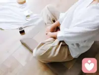 釆訪一位經歷過焦慮癥的勇士

他說：

不接受事實，不接受環境，是最根本的，接受不了，就會產生對抗，就像我右邊有個桌子，我不想讓它存在，但它就是存在，我也沒辦法把它拿走，我也不能把它毀掉，燒掉，我就會心理產生反抗情緒，為什么它會存在，為什么在這個地方，在我旁邊，但它其實就是一個桌子，我接受不了，就會對抗，對抗就會痛苦焦慮，焦慮到承受不了了，就會變成焦慮癥。

接受是很難，很難的，但必須要去接受，我們康復不是靠藥物，也不是靠心理咨詢，是要靠你自己去接受那個焦慮的事情，你接受了，一切就真正開始好起來了，學會“觀”，然后配合藥物，配合心理咨詢。

1、要是排序的話，第一個就是接受自己最焦慮的事情，思考自己焦慮的根本，去接受他，即使很難。

2、第二個在醫生的指導下，選擇藥物治療和心理咨詢。好好看看，好好吃藥，但是只是輔助。千萬不要把希望寄托在吃藥上面，它不是感冒，不是發燒，是我們的心出了問題。學會“觀”，去健身，去跑步，找興趣愛好，搞好生活方式。

3、能有條件的，換個環境，多讀佛經，瑜伽打坐靜心，多找一些朋友聊一聊，抒發壓抑的情緒。配圖
