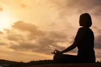 ??正念冥想練習的意義


冥想是一種古老的實踐，被認為有助于平靜思維、降低焦慮、改善心理健康。當我們生活充滿壓力和分心因素時，容易感到焦慮和心力交瘁。情緒內耗是指那些不斷在我們心頭轉動、讓我們感到疲憊的思維和情感。

這些內耗可能包括焦慮、擔憂、懷疑、自我批評等。情緒內耗會導致焦慮、抑郁、失眠、注意力和集中力降低以及身體健康問題。

因此，了解如何停止情緒內耗對于維護身心健康至關重要。冥想是一個強大的工具，它可以幫助我們停止情緒內耗！

冥想并不是關于停止思考，而是關于改變你對思維的態度，當雜念出現時，不要抗拒它們，只是觀察它們，然后回到呼吸。

有時，你可以借助冥想引導語幫助你放松和專注，這可以是一個冥想教練的聲音或冥想應用中的引導。

冥想需要持續的實踐來產生顯著的效果，持之以恒將有助于培養內心平靜和減輕內耗。除了減輕情緒內耗外，冥想還有許多其他好處，如減輕焦慮、提高情感健康、增加專注力、提高自我意識、降低生活方式疾病風險、改善睡眠和增強應對能力。

和老師一起來練習吧！熱愛冥想熱愛生活！配圖