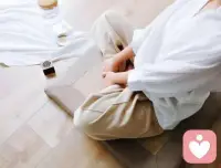 長期正念冥想練習(xí)有效緩解焦慮情緒

先找一個寧靜的時候舒服地坐下，用呼吸讓你達(dá)到寧靜和放松，然后微微地閉上眼睛，想象有一座山峰，它是可以想象的，也可以是一座真實的山。想象你的身體變得像這座大山一樣穩(wěn)定，堅固，靜止。雙腿成為山腳，雙臂和肩膀變成山的腹部，記住，頭部變成山的核心——山峰。想想這座山峰，一天的變化，天空開始微微有一點魚肚白，山還籠罩在黑暗中，漸漸地，黎明的玫瑰色把大山染成了微微的金色，曙光已經(jīng)到來。

撐起的鳥兒開始鳴叫，微風(fēng)輕輕地拂過大山的每一寸土地，午后的陽光和陰影，讓大山的色彩變得更加的豐富，各種各樣的植物和動物在山林間發(fā)出簌簌的聲響，慢慢地白天讓位于色彩更豐富的日落時分，然后是黑暗的空布，漸漸布滿了點點繁星和一輪月牙，無邊無際的黑暗，讓這個遼闊的蒼穹變得神秘而優(yōu)雅。

隨著四季的變化而變化，春天繼續(xù)消融，鳥兒唱歌，動物跑來跑去，漫山遍野的草旺盛地生長，野花爛漫地開放。山間的氣流，隨著冰雪消融潺潺地流淌。

夏天陽光燦爛，大樹愈發(fā)的茂盛，郁郁蔥蔥，鳥兒們歡快地唱歌，動物們開始繁衍生息，那是怎樣的一種活潑的場景，讓你的內(nèi)心也變得愈發(fā)的活潑。

秋天金色的陽光，金色的樹木，如此層次分明的絢爛的色彩，包圍著你。果實累累地掛在樹上，紅色的、藍(lán)色的、紫色的、黃色的、綠色的，各種各樣的漿果和干果就那么茂盛的生長著。

冬天強(qiáng)烈而狂暴的惡劣天氣襲擊著，大山仍然寧靜穩(wěn)定而堅強(qiáng)，大山還是大山還是如此堅定而堅固的在那里。

然后又是一年的春暖花開... ...配圖