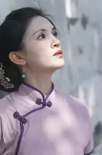 冥想療愈法

冥想這個詞會讓很多人揚起眉毛，激起神秘主義或者江湖騙術的想法。一部分原因在于，人們并不理解冥想其實是關乎注意力的。如今這已經(jīng)廣為人知。而由于每個人都需要用到注意力，至少偶爾地，冥想并不如我們曾認為的那般，跟我們的生活體驗不相干或者無關緊要。

然而，當我們對自己的心智究竟是如何運作的開始稍加注意的時候，當我們開始冥想的時候，我們很可能會發(fā)現(xiàn)在大多數(shù)時間里，我們的心念更多的是在過去或者未來中，而不在當下。這是我們都體驗到的普遍的、散亂不定的心念，

哈佛的幸福手機應用研究中就對此進行了探究。結果之一是，在任何一個時刻，我們可能對正在發(fā)生的一切只有部分的覺知。我們會錯過很多時刻，因為我們沒有全然為它們而在。不僅在冥想的時候如此。無覺知的狀態(tài)可以在任何時刻占據(jù)我們的頭腦；結果是，它可以影響到我們所做的一切。

我們可能會發(fā)現(xiàn)，在大多數(shù)時間里，我們其實處在自動導航狀態(tài)，機械性地運作，對我們正在做的或體驗到的并沒有全然地覺知。就好像有很多時間我們并沒有真正在家，或者換種說法，我們只是半醒著。

?正念療愈力量的培育遠不止于機械地照搬某個秘訣或者某套指導語。沒有一個真正的學習過程是那樣的。只有當心靈處于開放和接納狀態(tài)中時，學習、洞見和改變才有可能發(fā)生。

在練習正念時，你需要把全部的身心投入到這個過程中。你不能擺出靜坐的姿勢，想著什么事情即將奇跡般地發(fā)生或者播放一個錄音帶，想著這個錄音帶會為你“做些什么”。當你在練習專注和存在于當下的時候，你所秉持的態(tài)度非常重要。配圖