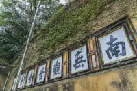 失戀失婚創傷療愈


失戀或失婚創傷事件是撕開血淋淋傷口的
利刃，悄然生長的負面情緒就是毒素與細
菌，一步步侵害著你的身心，為了應對它
們，你就需要一整套心靈的“免疫系統”。

你需要培養對自身情緒的覺察能力，識別
出絕對性、以偏概全、糟糕至極的消極信
念，從而逐漸減輕壓迫性情緒對自己的傷
害。

如果你的內心缺了這套正確應對創傷的策
略，只用不健康且無效的手段來應付內心
的痛苦，那么時間不僅不會帶來解脫，反
而問題會越拖越久以至于積重難返。配圖