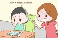 當代年輕人的焦慮是如何形成
 
當代社會中，年輕人的焦慮問題越來越明顯，越來越嚴重了。這種焦慮不僅僅是個體心理問題，更是受到了當下社會環境和文化背景的影響。年輕人的焦慮形成主要來源于多種復雜的因素。

1、首先，社會競爭激烈是年輕人焦慮的重要原因之一。隨著經濟的發展和社會的變遷，就業市場日益競爭激烈，讓年輕人面臨巨大的壓力。他們需要在高考后迅速適應大學生活，并在畢業后面對就業市場的挑戰。這種競爭的壓力使得許多年輕人感到焦慮和不安。

2、其次，社會對成功的定義和期望也對年輕人的焦慮產生深遠影響。傳統觀念中對于成功的定義通常是指高薪、高位、名利雙收，這種定義在當今社會依然存在。這種期望使得許多年輕人感到自我價值的壓力，害怕自己無法達到家庭的期望，從而產生了焦慮情緒。

3、信息社會的快速發展也對年輕人的焦慮產生了影響。互聯網的普及和信息的爆炸式增長，使得年輕人接觸到各種各樣的信息，包括看到了許多已經成功的同齡人，各種各樣的負面新聞等。這些信息不僅增加了他們的選擇困難，同時也使得他們更容易陷入自我懷疑和焦慮之中。

4、家庭和社會的期望也是年輕人焦慮的重要原因。家庭和社會對于年輕人的期望往往過高，希望他們快速成長、取得成功，這種期望使得年輕人承受了巨大的壓力，產生了焦慮情緒。

綜上所述，當代年輕人的焦慮是由多種因素共同作用所形成的。了解這些因素有助于我們更好地關注和理解年輕人的心理健康問題，從而采取有效措施幫助他們緩解焦慮，走向健康成長。配圖