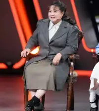 賈玲的華麗轉身：減重100斤的勵志故事

在光鮮亮麗的娛樂圈，賈玲的名字如今已經(jīng)與“勵志”和“堅持”緊密相連。這位才華橫溢的女藝人，最近成功減重了100斤，讓所有人都為之驚嘆。她的轉變不僅僅體現(xiàn)在數(shù)字上，更體現(xiàn)在精神面貌和生活態(tài)度的巨大改變。

曾經(jīng)的賈玲，因體重問題備受爭議，但她從未放棄自己。相反，她選擇了勇敢地面對挑戰(zhàn)，用自己的努力和毅力向世界證明：每個人都有追求美好的權利。在這個過程中，賈玲不僅成功地減去了100斤體重，更塑造了一個更加堅韌、自信的自己。

賈玲的減重之路并非一帆風順。她曾在無數(shù)個日夜里掙扎，面臨著饑餓、疲憊和挫敗感。然而，正是這些困難讓她更加堅定了自己的信念。她堅信，只要心中有夢想，腳下就有力量。正是這種信念，支撐著她一步步走向成功。

如今，賈玲已經(jīng)成功減去了100斤體重，她的身材變得更加苗條，面容也愈發(fā)清秀。更重要的是，她的心態(tài)和生活態(tài)度發(fā)生了翻天覆地的變化。她變得更加自信、樂觀，敢于追求自己的夢想。她的成功，不僅僅是個人的勝利，更是對所有努力追求夢想的人的鼓舞和激勵。

賈玲的故事告訴我們：只要有夢想，有毅力，就沒有什么是不可能的。她用自己的實際行動詮釋了“堅持就是勝利”的真諦。她的故事激勵著我們，無論遇到多少困難，都要勇敢地去追求自己的夢想。

在這個充滿變數(shù)和挑戰(zhàn)的世界里，我們需要像賈玲一樣，擁有堅定的信念和無盡的毅力。讓我們從她的故事中汲取力量，勇敢地面對生活中的每一個挑戰(zhàn)，努力成為更好的自己。配圖