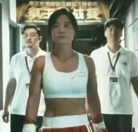 賈玲的華麗轉身：減重100斤的勵志故事

在光鮮亮麗的娛樂圈，賈玲的名字如今已經(jīng)與“勵志”和“堅持”緊密相連。這位才華橫溢的女藝人，最近成功減重了100斤，讓所有人都為之驚嘆。她的轉變不僅僅體現(xiàn)在數(shù)字上，更體現(xiàn)在精神面貌和生活態(tài)度的巨大改變。

曾經(jīng)的賈玲，因體重問題備受爭議，但她從未放棄自己。相反，她選擇了勇敢地面對挑戰(zhàn)，用自己的努力和毅力向世界證明：每個人都有追求美好的權利。在這個過程中，賈玲不僅成功地減去了100斤體重，更塑造了一個更加堅韌、自信的自己。

賈玲的減重之路并非一帆風順。她曾在無數(shù)個日夜里掙扎，面臨著饑餓、疲憊和挫敗感。然而，正是這些困難讓她更加堅定了自己的信念。她堅信，只要心中有夢想，腳下就有力量。正是這種信念，支撐著她一步步走向成功。

如今，賈玲已經(jīng)成功減去了100斤體重，她的身材變得更加苗條，面容也愈發(fā)清秀。更重要的是，她的心態(tài)和生活態(tài)度發(fā)生了翻天覆地的變化。她變得更加自信、樂觀，敢于追求自己的夢想。她的成功，不僅僅是個人的勝利，更是對所有努力追求夢想的人的鼓舞和激勵。

賈玲的故事告訴我們：只要有夢想，有毅力，就沒有什么是不可能的。她用自己的實際行動詮釋了“堅持就是勝利”的真諦。她的故事激勵著我們，無論遇到多少困難，都要勇敢地去追求自己的夢想。

在這個充滿變數(shù)和挑戰(zhàn)的世界里，我們需要像賈玲一樣，擁有堅定的信念和無盡的毅力。讓我們從她的故事中汲取力量，勇敢地面對生活中的每一個挑戰(zhàn)，努力成為更好的自己。配圖