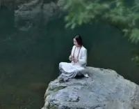 禪修悟語

修行，不是追求完美，而是坦然地接受殘缺。

人沒有三頭六臂，做人也好，做事也罷，誰能盡善盡美？

人生的修行，就是用智慧看透世間黑白，并用一顆善良的心成就一切美好，用一顆寬容的心，坦然地接納無法改變的不好。

修行，就是寬容。容得下別人的中傷，忍得住困苦的折磨，放得下挽留不了的美好！配圖
