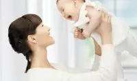 請聽聽孩子們的心聲！

在孩子放學回家，興高采烈地向你講述他在學校發生的事時，你是否因為忙著做飯，對孩子說的話心不在焉；或者孩子在外面受了欺負傷心回家，你沒有問發生了什么事，還責怪孩子太笨老受欺負；孩子高興地告訴你，他考試考了好成績，你不但沒有表揚孩子，卻警告孩子不許驕傲······

在生活中，這些事情在父母看來都是小事，卻不知道父母認為的小事，也許會對孩子無形中造成看不見的傷害。如果父母一直對孩子的感受充耳不聞、視而不見，有可能會對孩子造成情感忽視。

什么是情感忽視?

童年情感忽視領域的開創者，喬尼絲·韋布博士在《被忽視的孩子：如何克服童年的情感忽視》這本書中定義到：

情感忽視是指一種由于父母沒能給予孩子足夠的情感回應所造成的情形。

比如：孩子哭得時候，父母會制止孩子“閉嘴，不許哭！”

孩子跟父母講話時，父母會說“一邊玩去，別在我這兒礙事?！?
而父母應該做的是給予孩子足夠的情感回應，因為父母的情感回應是孩子健康成長的重要因素。

依戀理論提出者、精神科醫生約翰·鮑爾比的依戀理論是用數千小時觀察母親與嬰兒、父母與孩子的互動得來的，這個依戀理論認為，在嬰兒出生后的第一年里，母親要即時的連貫的回應孩子的情感需求，這樣孩子才能和母親建立和發展一種安全健康的依戀關系。

母親的這種回應，包括幫助孩子知覺自己的情緒狀態，接納孩子的各種情緒反應，繼而幫助孩子來管理自己的情緒，并且，這份依戀是孩子能夠形成積極的自我意象，以及從小到大的良好的總體幸福感的基礎！配圖