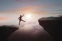 心變狠了，你就成熟了

當我們年少輕狂的時候，總是認為自己的心要柔軟，要有同情心，要有愛心，要對別人寬容，這才是成熟的表現。然而，隨著時間的流逝，我們逐漸發現，這種想法并不完全正確。

有時候，我們必須要學會讓自己的心變得更加堅強，更加冷靜，更加理智。這并不代表我們要變得冷漠無情，而是要學會保護自己，學會在面對挑戰和困難時保持鎮靜，不被情緒所左右。

在生活中，我們常常會面臨各種各樣的挑戰和困難。如果我們總是過于心軟，容易被別人所欺騙，容易被情緒所左右，甚至容易被傷害。因此，學會讓自己的心變得堅強，冷靜，理智，是非常必要的。

當我們的心變得堅強時，我們才能更好地掌控自己的生活。我們不會輕易放棄自己的目標和理想，也不會被別人的言語所動搖。我們會更加自信，更加堅定，更加有魄力去面對生活中的挑戰。

當然，讓自己的心變得堅強并不是一件容易的事情。這需要我們不斷地學習和成長，需要我們在生活中不斷地積累經驗和智慧。但是，只有當我們學會讓自己的心變得堅強時，我們才能真正地成熟起來，迎接生活中的各種挑戰和困難。

因此，讓自己的心變得堅強，并不是一種冷漠無情的表現，而是一種真正的成熟。只有當我們學會保護自己，保持理智，才能更好地面對生活中的一切！配圖