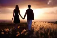 婚姻篇

老人常言：“美滿的婚姻，皆由精心經營而成。”

于是，在我們選擇另一半的時候，總會有親朋好友“好心”勸解，讓我們不要過于挑剔，不要因為對方身上的缺點，甚至是彼此迥異的生活習慣而猶豫。

他們認為，這些差異都不是問題，只要彼此愿意用心經營，即使起初沒有濃烈的愛情，婚姻也能在歲月的洗禮中逐漸變得和諧美滿。

可是，這種看法過于理想化，甚至有些天真。

真正的婚姻生活，遠比我們想象的要復雜得多。

結婚之后，你會明白，婚姻的選擇，其實遠大于婚后的努力。

選擇一個對的人，遠比選擇一個需要你在婚后不斷磨合、妥協的人要來得重要。

真正的幸福，不是靠努力就能爭取到的，而是需要在對的時間，遇見對的人。配圖