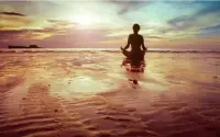 冥想是一場靈魂的修行，以下是冥想的注意事項??????

1）確保在冥想過程中保持舒適。如果衣服發(fā)癢、坐姿不佳，會分散對冥想的注意力。

（2）不要太專注于自己做的是否“完全正確”，否則反而增加了精神壓力。外界的思想不斷進(jìn)入我們的腦海，我們認(rèn)同它并回歸思維的原點就能帶來精神益處。

（3）播放合適的音樂或使用芳香療法可以加強(qiáng)冥想的方法。它們不是必需的，但把它們結(jié)合起來有助于增強(qiáng)冥想體驗。

（4）將冥想作為壓力管理工具。冥想可以用于短期的鎮(zhèn)靜，也可以長期管理壓力，經(jīng)常冥想讓我們對壓力變得不那么敏感。

（5）定期嘗試長時間冥想，比如20分鐘或更長，每周幾次以獲得最佳效果。感受到冥想帶來的好處后，我們會更加習(xí)慣于進(jìn)入冥想狀態(tài)。此時我們再做5分鐘的短期冥想，產(chǎn)生的效果將更明顯。配圖