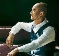 女人一生如何過(guò)的好

馮唐指出，女性若想過(guò)得更好，需停止與全世界較勁，包括與自己、伴侶、父母、孩子等人的較勁。她們需要調(diào)整生活態(tài)度，將生活調(diào)至心靈所向，處理好自己與他人、世界的關(guān)系。過(guò)度要求自己，期待完美，只會(huì)讓生活陷入緊張與內(nèi)耗之中。

人生無(wú)需苛求，也無(wú)需計(jì)較，放下心中的包袱，與自己和解，與他人和解，與世界和解，方能享受真正的快樂(lè)與幸福。


女性應(yīng)該首先愛(ài)護(hù)自己，而不是將全部關(guān)注放在他人身上。她們可以關(guān)愛(ài)家庭，但更要懂得照顧自己的身心健康。

學(xué)會(huì)放下焦慮與戾氣，接受自己的不完美，才能找到內(nèi)心的平靜與滿足。與自己和解，意味著接受自己的獨(dú)特性和不完美，與他人和解，意味著放下對(duì)他人的過(guò)高期待和埋怨，與世界和解，意味著接納生活的不確定性和變化。
女性最重要的能力，并非是掙錢或獨(dú)立生活，而是擁有讓自己快樂(lè)的能力。

她們不應(yīng)該消耗他人也不應(yīng)該內(nèi)耗自己，而是要學(xué)會(huì)保持內(nèi)心的平靜與愛(ài)，活得從容淡定。

只有這樣，她們才能真正體會(huì)到舒適的生活方式，擁有清醒的生活觀，學(xué)會(huì)愛(ài)護(hù)自己，而不是讓生活成為一場(chǎng)戰(zhàn)斗。配圖
