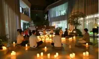 正念冥想練習可緩解壓力和焦慮（適合壓力大大的人群）

正念僅僅是一種改善情緒的工具，輔助于臨床醫(yī)學與心理治療，而不是一種信仰、神藥或魔法。“正念是一種學習和各式各樣好的、不好的感受相處的方式，你能夠控制它們，而不被它們來控制你。”

從硅谷到中國

“一切的生活場景都可以置于正念之下。”高弘認為，飲食、行走、伸展……甚至生病時的疼痛，都可以作為正念練習的對象，而冥想只是一種相對集中的訓練方式，通過定期練習冥想，將正念變成一種生活方式。

喬布斯、默多克、奧普拉、約翰·列儂……不少名人都是正念冥想的擁躉，在《西部世界》《紙牌屋》《生活大爆炸》等美劇中，都出現(xiàn)了“冥想”的身影。

《生活大爆炸》中Raj希望用冥想幫助Sheldon克服恐懼

運動是健身，正念冥想則是“健心”，學會與壓力共處。越來越多飽受壓力、焦慮、失眠摧殘的年輕人、都市麗人都愿意為冥想買單。

有關數(shù)據(jù)顯示，中國有3億人被失眠困擾，二線城市對心理咨詢的需求增長率在28%～39%。冥想、健身、睡眠、心理咨詢各個行業(yè)彼此交織，成為都市人的“精神藥丸”。

百度指數(shù)顯示，2020年1月至3月，疫情初期的“冥想”關鍵詞搜索指數(shù)陡增，是2019年同期的近2倍。

冥想，這種來自硅谷科技創(chuàng)業(yè)者的健康生活方式，開始成為中國年輕人的情緒避風港！配圖