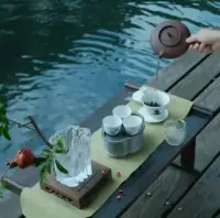 生活篇

一直很贊同這句話：一個再出色的人，長期在緊張的人際關(guān)系和充滿壓力的環(huán)境中浸泡，也會變得暗淡無光、心煩氣躁、歇斯底里。

人要到能滋養(yǎng)和托舉他的地方去。

在這個紛繁復(fù)雜的世界中，人們常常被無形的壓力所包圍，如同深海中的潛水員，身心俱疲。這句話，便是對現(xiàn)代人內(nèi)心狀態(tài)的深刻揭示。它不僅是一種觀察，更是一種警醒。配圖
