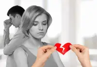 離婚后的療愈

1、甩掉負面情緒。

　　悲傷期后，就要努力擦干眼淚，放下沉重的情感包袱，微笑面對未來。

心理學家羅伯特·艾伯蒂建議，你要找到一種方式讓自己從負面情緒中解脫出來，比如向人傾訴，或投身到有積極意義的活動中去。盡管你可以將這些情緒暫時掩埋起來，但是只有正視和征服這些負面情緒，才能讓未來的日子更積極。

2、給悲傷留點時間。

　　離婚后，原本被填滿的心靈角落突然變得空虛，即使這個角落里的經歷并不都是美好的。對于過往，你可能還抱有很多遺憾或懊悔，可以讓自己在這個階段陷入悲傷，但不要一直糾纏不放。

3、直面孤單。

　　獨自一人生活，并不等于孤獨，也不意味著與世隔絕，只是不再出雙入對，但你仍可以成為社交活躍的人。試著結識新朋友，根據自己的愛好加入新團體，如舞蹈、學琴等，讓自己享受快樂充實的生活。　

4、樹立自信。

　　離婚帶來的自我懷疑會在無形中打擊自信。你可以在失敗的情感中自我反省，從中獲得教訓，變得更成熟，但不要因此喪失自信和貶低自我價值。要學會適應和喜愛自己的新角色，以往兩個人分擔的事，現在都落在自己肩上，但這也是鍛煉自己能力的機會，當你能夠獨自面對一切的時候，內心也會變得更加強大。但是，也不要忘了在困難時向永遠支持你的家人、朋友尋求幫助。

5、打破擇偶標準。

　　如果你做好了再次約會的準備，那么擇偶標準就別定得太窄，可以試著打破以往認定的擇偶模式和標準，見見不同類型的人，接觸不同社會背景的人，才能擁有更廣闊的約會空間。盡管生活中的一扇門已經關閉，但你同樣可以從另一扇窗中看見陽光。　

6、重新尋找自我。

　　在婚姻生活的磨合過程中，你會漸漸失去一些單身時的愛好。也許你曾經喜歡旅游，對方卻愛待在家里；你喜歡看戲劇和演出，對方卻沒興趣……當你再次恢復單身，不妨重拾曾經的愛好，這不僅能讓你回憶起單身時的快樂，也能幫助你重塑自己。同時，也要開始一種全新的生活方式。盡管你可能面臨很多現實問題，如子女撫養、工作、經濟收入等方面的變化，但這并不妨礙你去發現新的生活方式，比如繼續上學深造、移居其他城市或換個夢寐以求的發型等。尋求改變，能讓你充分掌控自己的未來，而不是在已經發生的事情上難以自拔配圖