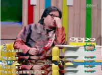 原生家庭之傷，要靠一生去治愈！

原生家庭的傷害不論階級、貧富，就算你有知名度、成功和權力，都無法避免原生家庭帶給一個人一生的影響。

壹
出身于高知家庭，父親是清華大學教授，一向活得通透的高曉松，也離不開原生家庭的束縛。

在《奇葩大會》上，高曉松公開自己“有長達二十年的時間，因為對原生家庭的不滿，尤其是跟父親之間極為不好的關系，導致年輕時候出現很多問題“，直到40歲后，才慢慢走出這個陰影。
他本以為，自己早就擺脫原生家庭，后來才發現，他一直沒有走出來。

原生家庭就像是一個圈。

多少人掙扎了一輩子，都無法逃離。

貳

有人說，原生家庭里，藏著未來婚姻的樣子。

現代著名女作家張愛玲，從小父母離異，與繼母關系惡劣，一度被父親軟禁起來，童年生活非常缺少關愛。

從家中逃跑后，陷入了極度的經濟困頓之中，一直靠看親生母親眼色，伸手要錢才勉強完成學業，她的一生都充滿了錢與愛的巨大內心訴求。

在原生家庭沒得到過溫暖，張愛玲的婚戀之路走得也十分坎坷。

她的三段感情中，對方均比她大，且有兩段雙方年齡差距懸殊，她愛胡蘭成，卑微到塵埃里，卻最終被辜負。

張愛玲的原生家庭和成長經歷，在她的小說中體現出來。

她在多篇小說中，塑造了經濟拮據，又得不到家庭關愛的悲慘女性形象。如《半生緣》中的顧曼璐，《傾城之戀》中的白流蘇，《金鎖記》中的曹七巧等。

張愛玲的成就很高，已經成了現代文學史上無法繞過的一座山峰，但她所看到的世界，依然是悲苦的一生。

叁

正如東野圭吾說那樣：誰都想生在好人家，可無法選擇父母，發給你什么樣的牌，你就只能盡量打好它。

原生家庭，就是一個分水嶺。

有人因為原生家庭心懷憤懣，陷入桎梏中不可自拔，為此搭上自己的一生。

但也有人，憑借自己的努力，逆天改命，把原生家庭欠自己的那些，都贏了回來。

提到陳小春，你想到的形容詞是什么？

大哥、社會、臭臉？........

還是“娛樂圈模范夫妻”、“他真的好愛應采兒啊”......

我們都知道陳小春有一個并不怎么幸福的過往童年。在關于對陳小春的眾多描述中，電影派有一段話留下了很深的印象：

從住籠屋的“爛仔”，到香港娛樂圈“扛把子”的人物；

陳小春整整用了20年的時間。陳小春的童年貧窮、充滿苦難。

面對生活的殘酷，他不得不用堅強的盔甲，保護自己
他的臭脾氣仿佛就是自己的保護傘，刺猬一樣，保護了自己，卻也配圖