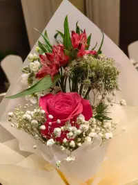 職場生存法則

怎么樣才能在職場如魚得水般的生存？

如何才能讓自己少走彎路？

如何才能快速的往上爬？

其實，任何地方都一樣，有著一定的規則或玩法，就看你能不能看透其中的門道。

把這套職場的生存智慧分享給大家：想在職場混得好，要看清以下6個生存法則，千萬別傻干。

一、保持適度距離，不要對任何人太熱情

職場利益為主，很多小白初入職場，對任何人都是掏心掏肺，最后結果幾乎都是遍體鱗傷。

為什么？

因為在職場，沒有永遠的朋友，更沒有永遠的敵人，最牢靠的還是利益關系。

你的熱情，你的真誠，你的天真在這里一毛錢都不值，只會被人當傻瓜一樣嘲笑。

所以，不管是面對領導，還是面對同事，都要保持一顆敬畏之心，保持適度的距離。害人之心不可有，防人之心不可無。


二、莫說別人閑話，避免在言辭上得罪人

職場最忌諱、最敗人品的行為就是背后說人閑話，要記住一個真理：若要人不知，除非己莫為。

別以為你和某個同事關系好，就可以在對方面前說其他同事的是非。辦公室就那么大，只要你敢說，用不了多久，肯定鬧得沸沸揚揚，而且你還逃不過一個始作俑者的名頭。

得罪人不說，還給其他人留下一個搬弄是非的不良印象，太不值。

三、不要拉幫結派，不要試圖籠絡人心

拉幫結派是任何一個領導和老板的大忌，私自在公司內部搞派系，很容易被當成出頭鳥來收拾。

尤其在你羽翼未豐之前，嘗試著去培養自己的勢力，無異于火中取栗。

一旦被領導發現你對他是個威脅，明面上或許不會說什么，可私底下絕對不會輕易放過你。

四、盡量保持低調，千萬不要刻意的炫耀

俗話說得好：木秀于林，風必摧之。

在職場，只要你不是一顆根深蒂固的參天大樹，就別太過張揚，否則，只會給自己惹來無盡的麻煩。

年輕人，的確少不了鋒芒，好勝心強，也未嘗不是一件好事，但有些時候，低調可以給你創造更安全和舒適的發展環境。

低調做人、低調做事，別炫耀！

五、盡量學會溝通，盡量不要頂撞上司

溝通是職場的一大技能，和同事也好、和領導也罷，如果缺少了交流，勢必會被孤立。

想要脫離團隊而生存，根本不可能。如果你融入不了團隊，就只能說明你不適合這個公司，早晚被淘汰。

沒有誰會那么好心去幫你，只有當你具備了足夠的價值，別人才可能愿意正眼看你。

尤其是面對上司時，千萬別頂撞。即便你是對的，也要學會婉轉表達。太耿直的人，在職場碰壁最多。

六、要有自己主配圖