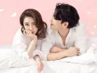 相親篇

相親中必備10個不冷場經典話題：

1.對方的工作
相親的時候除了要溝通感情，還是要了解一些對方的現實條件，可以先從對方的工作開始聊起。不要直接就問對方掙多少錢，但是可以問一下對方工作是做什么的，工作中有沒有什么好玩的事情。當然，在問別人工作的時候，最好先介紹一下自己的工作。

2.興趣愛好
如果你們之間眼緣不錯，可以聊一下雙方的興趣愛好，如果你們之間有了共同的愛好，那就會有說不完的話。如果你們之間沒有共同的興趣愛好，可以了解一下對方的愛好，說不定也是很有意思的哦。

3.家庭成員
問一下對方家里有哪些成員，一方面可以了解對方的家庭，一方面也可以增加一些話題性。如果你們之間的話題性很少，不如先從各自的家庭開始聊吧。

4.食物
　　現在年輕人都喜歡吃，如果不知道聊什么的時候，不如聊聊吃的東西，如果你們都是小吃貨，說不定就會出現共同話題哦。

5.旅行經歷
　　如果你們之間還比較融洽，可以聊聊對方是不是喜歡旅游。如果你們之間有不同的旅行經歷，所以就會產生很多的共鳴，聊一些旅行路上的經歷。

6.小時候
如果你們是一個對方的，可以聊聊對方的小時候，小時候都有哪些經歷，城市有哪些變化，說不定你們小時候還碰到過呢!

7.人生規劃
　　雖然不是應聘，但你也可以和對方聊一下各自的人生規劃，看看你們在未來的人生中是否可以一起進行下去。

8.寵物
　　現在的年輕人都很喜歡小寵物，但有些特別的不喜歡，可以聊一聊寵物，如果對方跟你都特別喜歡小動物，那你們以后可以一起養，如果你不喜歡小動物，但對方養了很多，這總比以后再知道更好。

9.約會的環境
　　實在不知道說什么的話，可以聊一聊你們當時的約會環境，問對方喜歡去什么樣的地方吃飯和約會。

10.穿搭
　　如果你們都是很潮的年輕人，可以一起聊聊穿搭，相信你們肯定會出現很多的共同話題，可能一下午的約會都聊不完哦。配圖