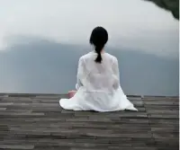 修正念的作用！

正念可以為我們?nèi)粘Ｉ顜碇T多的益處，它對身心健康的重要性不亞于體育運動。

冥想非常實用，是一種心理與情感兼而有之的身心訓(xùn)練項目。只要保持持續(xù)練習(xí)，就會有收獲--提升心力、延緩衰老、增強免疫力、心態(tài)平和、注意力集中、改善人際關(guān)系等！配圖