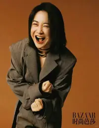 電影《熱辣滾燙》觀影之感

《熱辣滾燙》電影突破了傳統敘事模式的束縛，徹底摒棄了女性角色需依附男性才能體現自身價值的老舊觀念，轉而生動刻畫了一位獨立自主、內心堅韌的現代女性形象。面對生活中紛至沓來的困厄挑戰——妹妹婚姻的背叛、閨蜜的愛情爭奪以及表妹為達目的的利用，女主角始終保持淡然從容的姿態去應對。電影巧妙地通過平緩講述這些現實情節，使觀眾深切體悟到每個人在生活中都有各自的艱難時刻，每個人都值得被尊重，而不是遭受隨意的評判與指責。


影片最后所傳達的核心信息是激勵每一位觀眾勇敢地“為自己活一次”，去挖掘并釋放內在的力量，從而實現真正意義上的強大。這里的“活出自己”并非提倡任意隨性的生活態度或是逃避現實的選擇，而是強調從內心深處找尋一件自己認為有價值的事物，無論事情大小，持之以恒，全力以赴，哪怕只取得一次勝利，也足以證明生命的韌性和力量。

做自己的真諦，并非體現在對于生活方式的任性選擇，比如是否離職、是否戀愛或如何消磨時光，而在于敢于掙脫外界期待和社會規范的無形捆綁，堅守內心的價值信念，勇猛對抗日常生活的平淡單調，不畏任何挑戰，不在意一時成敗，最終達到個人精神自由與全面成長的境界。

《熱辣滾燙》不僅是一部引人深思的電影佳作，更是對每一個平凡個體的一次有力喚醒，它向我們昭示，每個生命在經歷生活的困境與掙扎時，只要找到屬于自己的那片天地，堅定前行，便有可能在生活的舞臺上綻放獨一無二且熠熠生輝的精彩瞬間！配圖