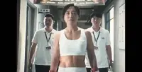 電影《熱辣滾燙》觀影之感

《熱辣滾燙》電影突破了傳統敘事模式的束縛，徹底摒棄了女性角色需依附男性才能體現自身價值的老舊觀念，轉而生動刻畫了一位獨立自主、內心堅韌的現代女性形象。面對生活中紛至沓來的困厄挑戰——妹妹婚姻的背叛、閨蜜的愛情爭奪以及表妹為達目的的利用，女主角始終保持淡然從容的姿態去應對。電影巧妙地通過平緩講述這些現實情節，使觀眾深切體悟到每個人在生活中都有各自的艱難時刻，每個人都值得被尊重，而不是遭受隨意的評判與指責。


影片最后所傳達的核心信息是激勵每一位觀眾勇敢地“為自己活一次”，去挖掘并釋放內在的力量，從而實現真正意義上的強大。這里的“活出自己”并非提倡任意隨性的生活態度或是逃避現實的選擇，而是強調從內心深處找尋一件自己認為有價值的事物，無論事情大小，持之以恒，全力以赴，哪怕只取得一次勝利，也足以證明生命的韌性和力量。

做自己的真諦，并非體現在對于生活方式的任性選擇，比如是否離職、是否戀愛或如何消磨時光，而在于敢于掙脫外界期待和社會規范的無形捆綁，堅守內心的價值信念，勇猛對抗日常生活的平淡單調，不畏任何挑戰，不在意一時成敗，最終達到個人精神自由與全面成長的境界。

《熱辣滾燙》不僅是一部引人深思的電影佳作，更是對每一個平凡個體的一次有力喚醒，它向我們昭示，每個生命在經歷生活的困境與掙扎時，只要找到屬于自己的那片天地，堅定前行，便有可能在生活的舞臺上綻放獨一無二且熠熠生輝的精彩瞬間！配圖