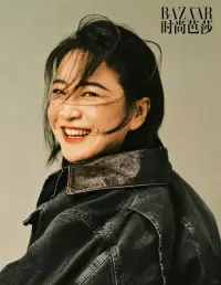 電影《熱辣滾燙》觀影之感

《熱辣滾燙》電影突破了傳統敘事模式的束縛，徹底摒棄了女性角色需依附男性才能體現自身價值的老舊觀念，轉而生動刻畫了一位獨立自主、內心堅韌的現代女性形象。面對生活中紛至沓來的困厄挑戰——妹妹婚姻的背叛、閨蜜的愛情爭奪以及表妹為達目的的利用，女主角始終保持淡然從容的姿態去應對。電影巧妙地通過平緩講述這些現實情節，使觀眾深切體悟到每個人在生活中都有各自的艱難時刻，每個人都值得被尊重，而不是遭受隨意的評判與指責。


影片最后所傳達的核心信息是激勵每一位觀眾勇敢地“為自己活一次”，去挖掘并釋放內在的力量，從而實現真正意義上的強大。這里的“活出自己”并非提倡任意隨性的生活態度或是逃避現實的選擇，而是強調從內心深處找尋一件自己認為有價值的事物，無論事情大小，持之以恒，全力以赴，哪怕只取得一次勝利，也足以證明生命的韌性和力量。

做自己的真諦，并非體現在對于生活方式的任性選擇，比如是否離職、是否戀愛或如何消磨時光，而在于敢于掙脫外界期待和社會規范的無形捆綁，堅守內心的價值信念，勇猛對抗日常生活的平淡單調，不畏任何挑戰，不在意一時成敗，最終達到個人精神自由與全面成長的境界。

《熱辣滾燙》不僅是一部引人深思的電影佳作，更是對每一個平凡個體的一次有力喚醒，它向我們昭示，每個生命在經歷生活的困境與掙扎時，只要找到屬于自己的那片天地，堅定前行，便有可能在生活的舞臺上綻放獨一無二且熠熠生輝的精彩瞬間！配圖