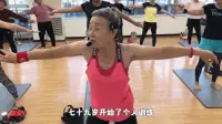 看過這樣一張圖：

這是日本最年長的健身教練瀧島未香，今年已經92歲了。
她身姿挺拔，體態輕盈，整個人的狀態甚至超過了很多年輕人。

其實在65歲前，未香奶奶是一名全職主婦。
她整日圍著柴米油鹽轉圈，為了家庭瑣碎而操勞，身材也曾變得臃腫笨重。

一次，丈夫開玩笑說她太胖，深深刺痛了她的心。
這讓她在花甲之年，做出了一個大膽的決定——去健身。

一開始，她的體力很差，剛運動十分鐘，就要休息一小時。
但漸漸適應后，她就能堅持每天跑四公里，后來還開始跟著私人教練學習使用健身器材。

最終在87歲時，她通過了專業健身教練考試，成為深受年輕人喜愛的運動達人。

莫道桑榆晚，為霞尚滿天。

在近百歲的年紀，未香奶奶活出了與同齡人不一樣的風采！配圖