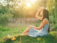 失戀療愈篇

如果把愛情界定為“糊涂”，那么失戀就是一種“清醒”。

在心理學家看來，失戀首先是幸運的，因為能走的都不是真愛；其次才是不幸。所以失戀過后的心理問題，必須進行調適，從失戀中走出來，做回那個優(yōu)秀的自己。配圖