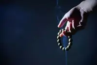 一切有為法，如夢幻泡影，如露亦如電，應作如是觀。——《金剛經》經典語錄


【譯文】有為法都如同夢幻泡影，本來不可取不可說，又如同水露，如同閃電，雖然呈現過，瞬間消失，不可取不可說，應作如是觀。


人生如閃電、似露水，縱然精彩，也不過是轉瞬即逝，什么也留不下。


所有人都會老去，都會死亡。


再多的財富也帶不走，再大的權位也只能留給后來人。


我們的喜怒哀樂，聚散成敗，隨著時間這條單行線一閃而過，再不復返！

珍惜當下，珍惜眼前人！配圖