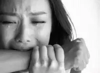 心疼著孩子們，分享幾點面對失戀痛苦的對策

失戀時的痛苦既有生理原因、又有心理原因，只要曾經投入過感情，就沒辦法脫離感性，完全用理性對待。

如何面對失戀的痛苦？

1、接受事實。

失戀的痛苦是沒法避免的，無論你多么堅強，再怎么掩飾，也沒辦法欺騙自己，所以接受關系已經結束這個事實，承認自己的痛苦，是走出失戀的第一步。

2、遠離痛苦的環境。

暫時離開會讓你經常想起以前的環境，可以出去旅行、認識更多的人、參加一些活動，或者將自己居住的環境做調整，將可能想到對方的物品封存起來。

過去的已經過去，無論多么不舍都無濟于事，每天睹物思人，沉浸在過去除了讓自己更痛苦以外毫無益處。


3、用健康的方法宣泄負面的情緒。

一味的壓抑失戀帶來的負面情緒只會把人打垮，即使表面裝作若無其事，夜深人靜的時候也會被痛苦吞噬。

解決痛苦情緒最好的方法是宣泄出來，有的人會放縱自己，用酒精麻痹自己，這樣做可能會讓人暫時忘記痛苦，但后果往往更糟糕。

所以選擇健康的方式宣泄情緒很重要，可以跟朋友傾訴，尋求安慰；也可以去運動，讓自己大汗淋漓，并且運動也能讓身體產生多巴胺，有利于對抗抑郁情緒。

切記即使是負面情緒爆棚，也要留有一絲理智，失戀的痛苦是一時的，別把痛苦當做放縱的借口，更不要做可能讓自己后悔的事情。

4、給自己時間，在痛苦中成長。

接受生理、心理的痛苦是需要時間才能修復的，不需要著急，著急也沒有用。失戀的痛苦其實也是人跟自己對話、認識自我的好時機。

不要拒絕痛苦，試著去感受痛苦，反思上一段感情，找到自己和對方在感情中的問題，直到能夠平靜接受，你會發現自己得到了成長。

5、內觀呼吸法平靜自己的心情！不讓負面情緒影響到自己的身心健康！

6、調整認知，讓積極的認知幫你變得越來越堅強！配圖