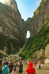 如何改善心情，緩解壓力和焦慮

改善心情的方法有以下幾種。

1.找朋友傾訴，
把負面情緒發泄出來，不要憋著。

2.找不到朋友傾訴，也可以把煩惱用文字記錄下來，如寫日記。

3.可以聽一些歡快的音樂，音樂能平緩情緒，讓心情得到慰藉。

4.也可以大哭一場，把煩惱都哭出來，不要壓抑自己的情感，而且眼淚還可以排毒。

5.運動是個不錯的辦法，心情不好就要發泄出來，通過運動讓自己出一身汗，能感到全身輕松，壓力得到釋放。

6.吃一些讓人心情愉悅的食品，比如香蕉、甜
食等，這些食物都可以調節情緒，改善心情，

7、如果工作中大家遇到不愉快的事情，
一定要在事后三天及時解除誤會。很多事情如果不說清楚，都憋在心里的話，會造成同事關系破裂，心情煩悶。

8.很多人的煩惱是太在意別人的看法了，所以會因為別人的目光或取笑而感到壓力。應該嘗試為自己而活，什么事情不要太在意別人的看法，自己的看法才是最重要！

9、記得任何人任何事都沒有比你的心情更重要，要先學會愛自己！要有自我關懷的力量！配圖
