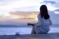 什么是“配得感”？如何有“配得感”

心理學家發現，人們往往會被一個內在的情緒循環所困擾：「我不好——因此我不配——所以我得不到」。

這種循環很多時候源于我們的成長經歷，如家庭環境、早期的挫折或者失敗的情感經歷。我們由此建立起對自我價值的質疑和否定。




要活得通透，首先得打破這個循環。認識到那些失敗和挫折，并不定義你是誰，也不代表你就不配得到好事。我們每個人都有價值，都值得被愛，值得擁有我們想要的生活。

要做到這一點，理解自己的價值至關重要。每個人都需要學會將自己從過去的陰影中解放出來。

理解是改變的起點。當我們開始放松對那些自我否定的信念，開始接受自己確實值得美好事物的時候，改變自然而然發生。

心理學家稱之為“認知重組”，通過這個過程，我們可以重新評估自己的價值，建立起正面的自我形象。


活得通透的人懂得自己的價值，并不因為外界的評價而動搖。他們有一種深深的“配得感”，相信自己配得上生活中的一切美好。

擁有這種心態的人，面對好事不再退縮，而是大膽地迎接和享受。他們明白，只有當你相信自己配得上，生活才會給你應得的回報。

因此，讓我們都成為活得通透的人，擁抱屬于我們的“配得感”，在人生的舞臺上自信地演繹我們的精彩。配圖