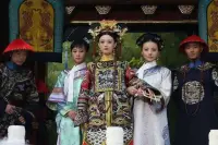 強(qiáng)大的女人才能笑到最后

你去看看，那些真正強(qiáng)大的女人，都是能屈能伸的，她們知道什么是厚積薄發(fā)，也總是能夠在逆境的時候悄悄提升自己。

甄嬛傳中的甄嬛并不是一直順風(fēng)順?biāo)模苍?jīng)因為很多原因被大胖橘厭棄，也因為沒有了榮寵而被其他嬪妃欺負(fù)。

可是甄嬛從來沒有因此而氣餒過，她能夠咽下這些委屈，她知道，只要自己想，就一定會有機(jī)會翻身。

果然，后來的她還是憑借自己的實力回到了宮里，成為了最有權(quán)利的鈕祜祿甄嬛，也讓所有害過她的人沒有好下場。

這樣的結(jié)果，才是最爽的，不是嗎？你要知道，笑一時不算贏，笑到最后才算。配圖