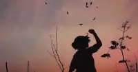 如何判斷自己是否是低自尊呢？現在請你靜下心來，想一想：

當你在面對挑戰或者壓力的時候，你會如何去對待自己？那如果在沒有任何壓力的情況下呢？在受到他人稱贊的時候，你第一個冒出來的想法又是什么呢？

你會不會用很冷酷挑剔的話去刺激自己？比如說，我怎么連這點事都做不好？

你是否會對自己表達肯定和認同？還是會從各個角度去批評自己？比如說，我覺得自己能力不夠強？

你是否完全認可別人稱贊？還是在心里認為自己沒有他說的那么好？即使事情完成得還不錯，也會認為只是運氣好。

低自尊的人都活的很累，想改變的可咨詢老師！配圖